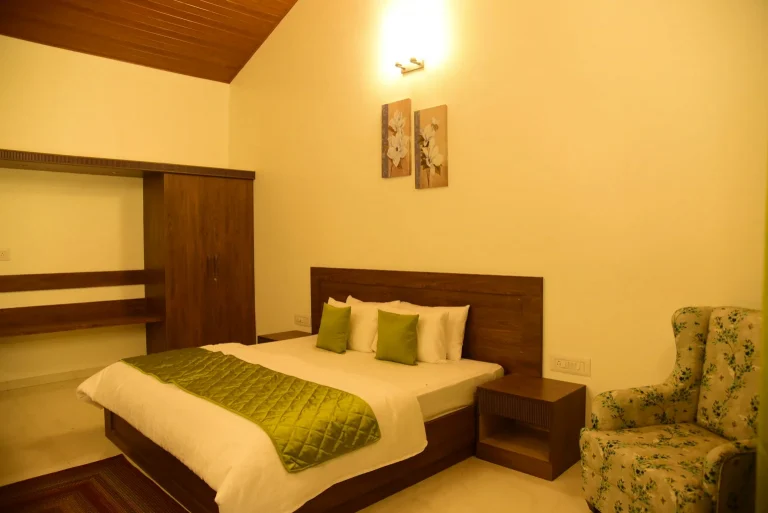 standard room2 1536x1025.jpg 768x513