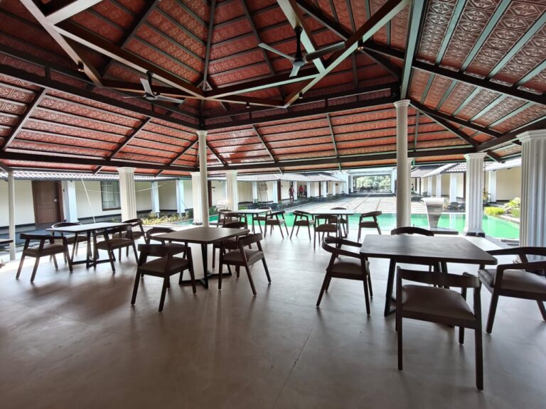 Pool side dine area Kohur resort 768x576