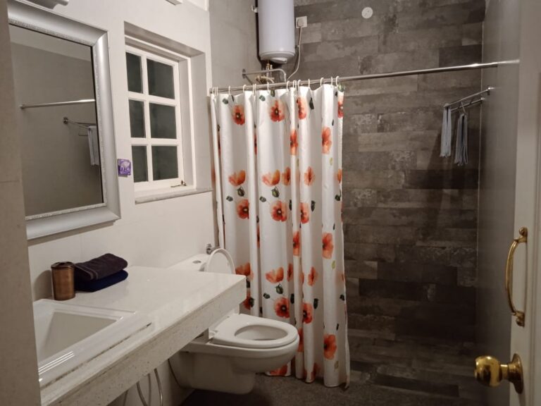 Bathroom villa de broke homestays karnataka 768x576