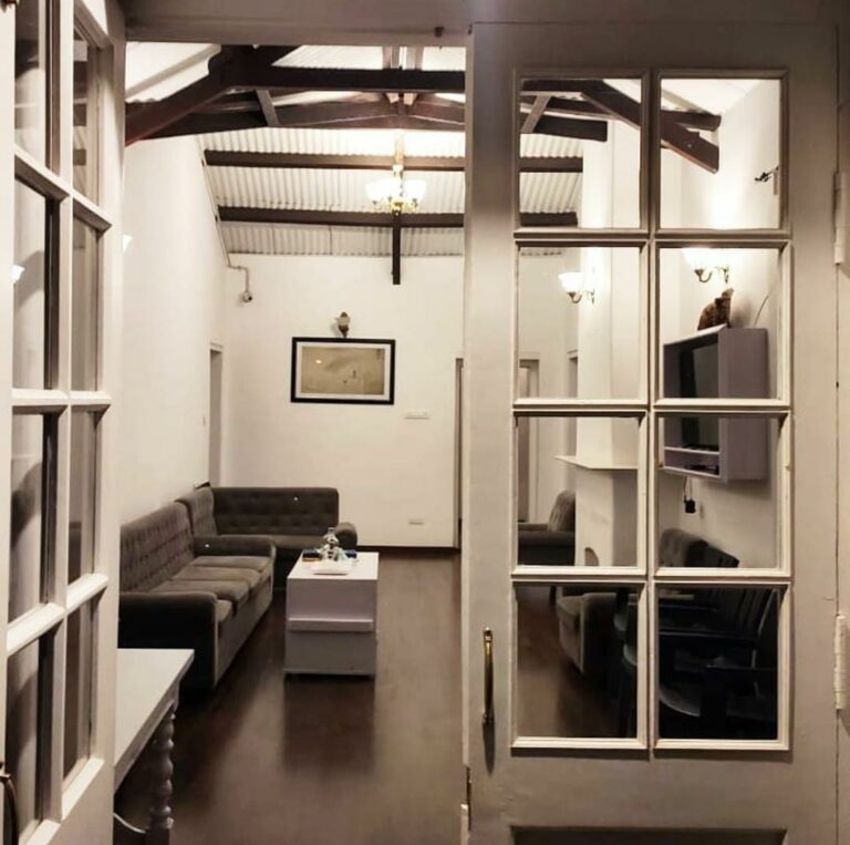 Villa de brooke coonoor homestays karnataka hall 768x763