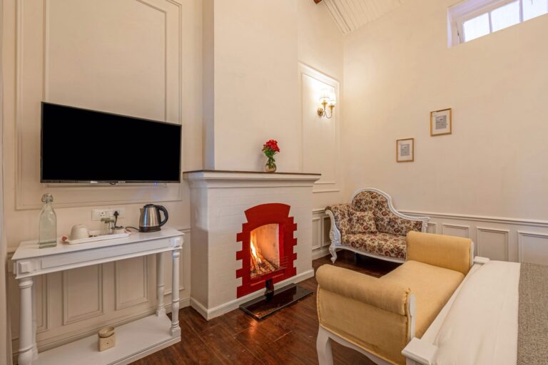 Fireoven luxury room OOty Homestays Karnataka 768x512