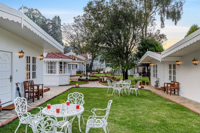 Lawn area Colonial bunaglow ooty Homestays Karnataka 768x512