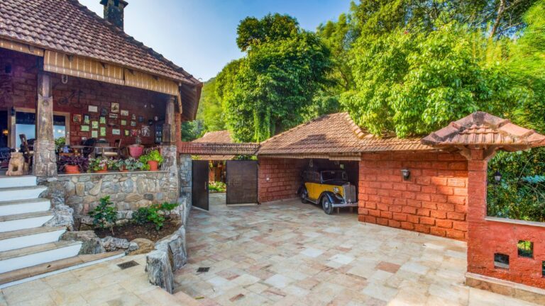 Common area with vintage look at Villa Urvin Khan by homests karnataka Chikamagalur  768x432