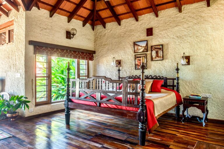 Room for a couple with antique furniture 768x512