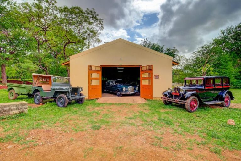 Antique car Museum Shiva Vilas Palace Hampi 768x512