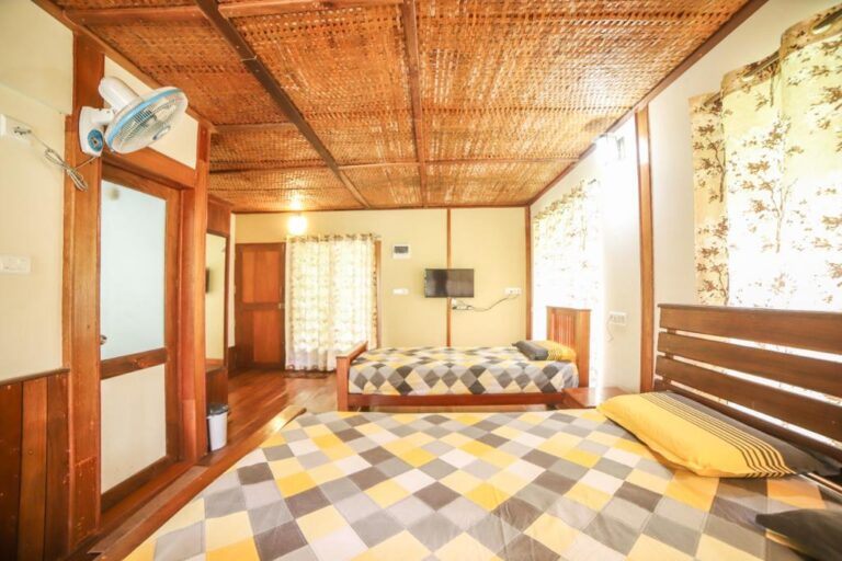 wooden Cottage room by Homestays Karnataka 768x512